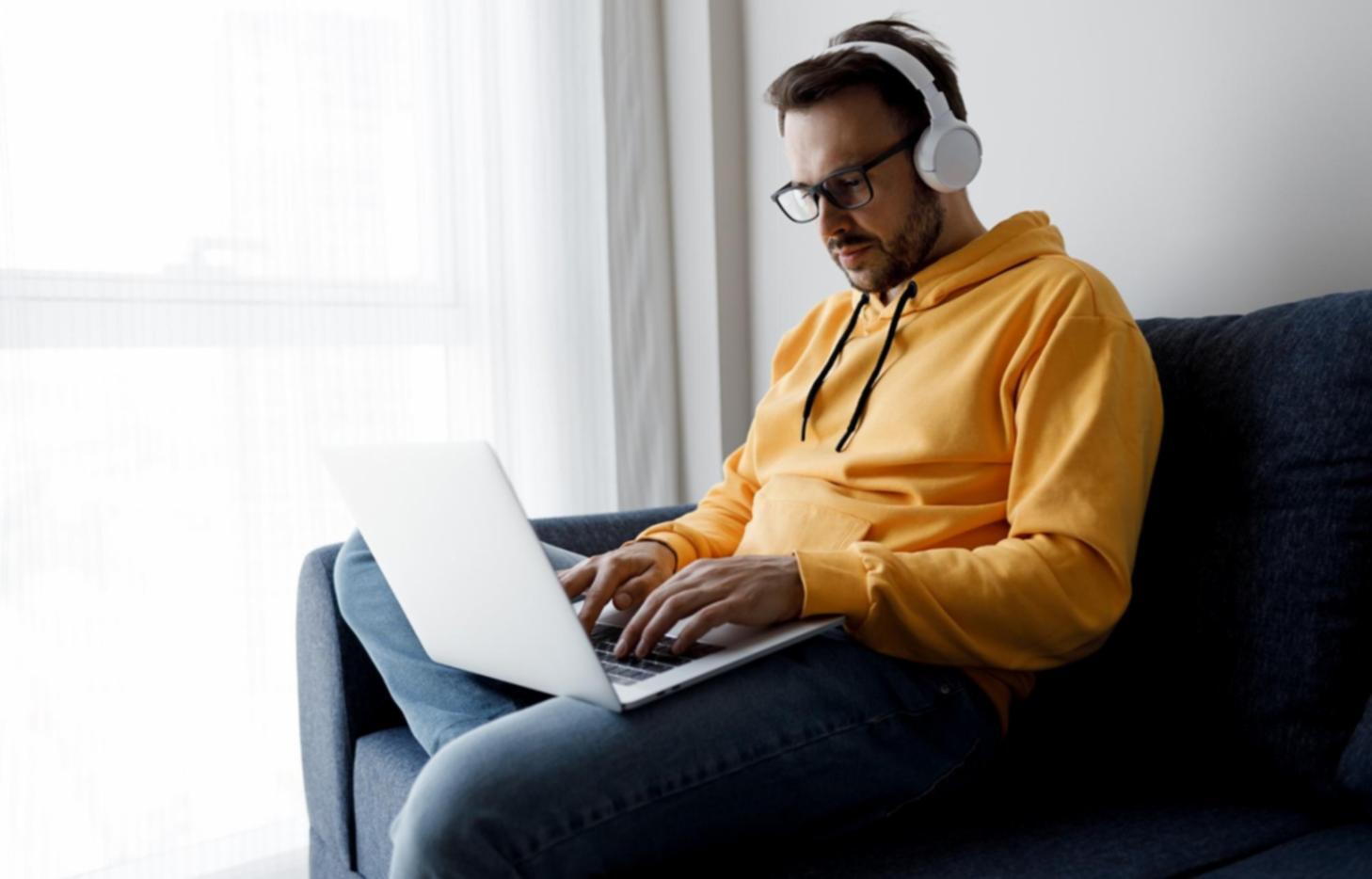 Transformation financière réussie - participant confiant gérant ses finances
