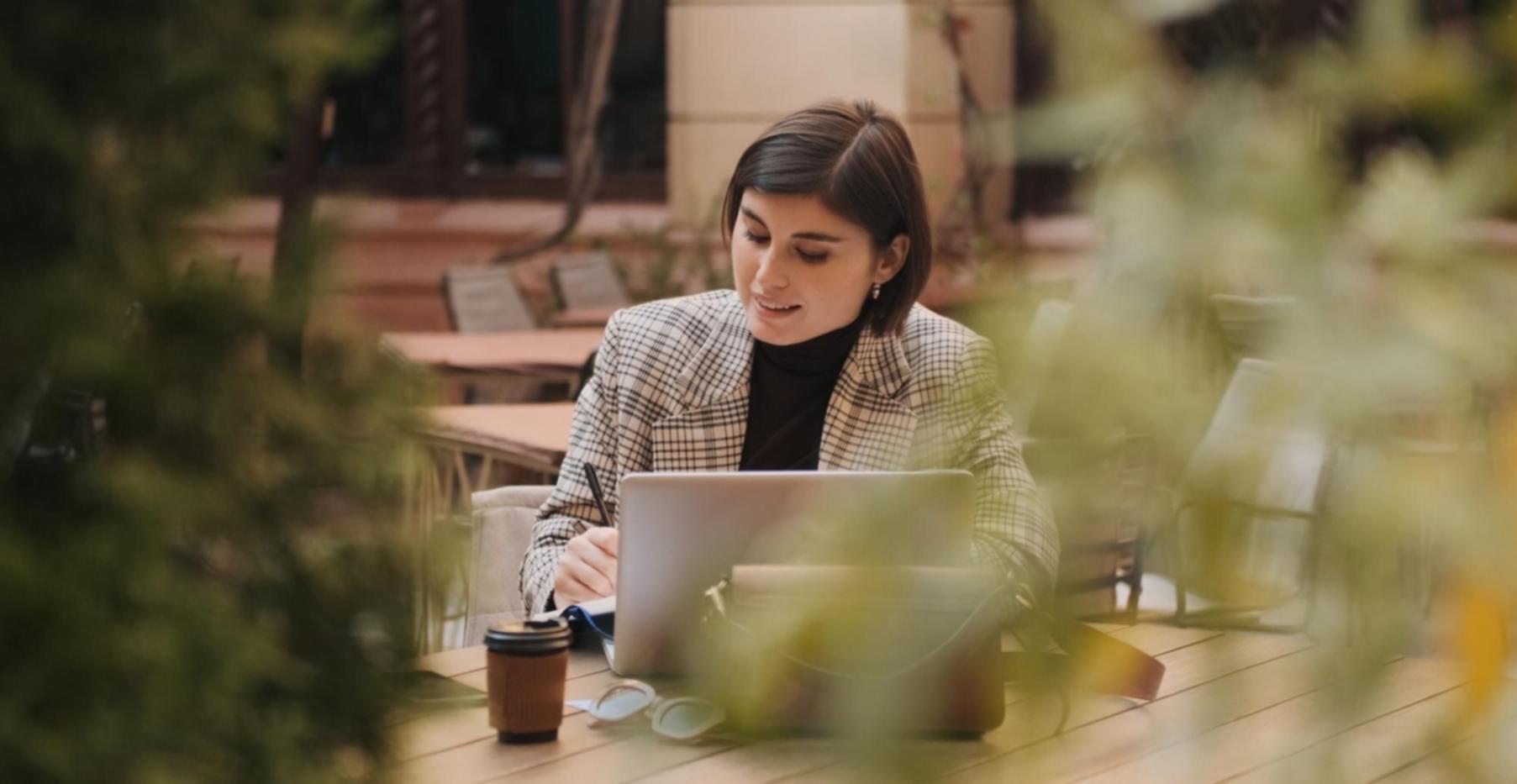 Personne travaillant sur ses finances personnelles